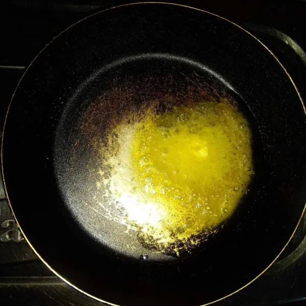 Panaskan teflon lalu lelehkan margarin diatasnya.