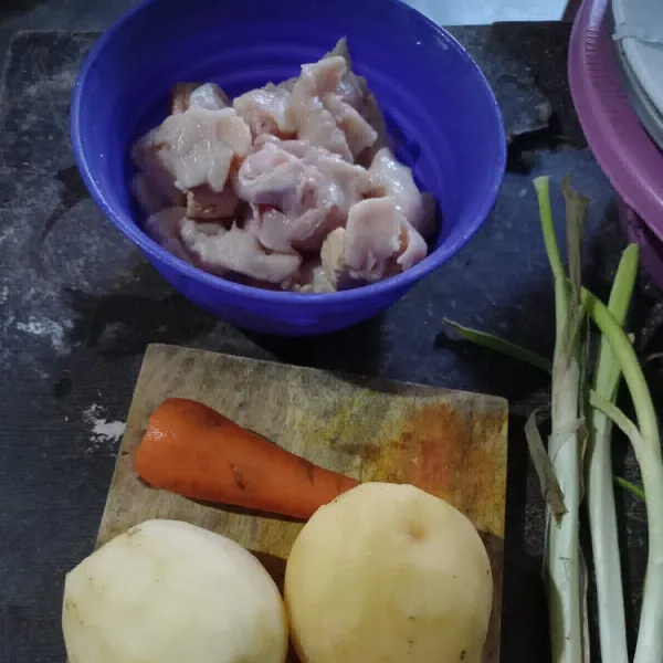 Siapkan bahan cuci ayam lumuri air perasan jeruk nipis kemudian rebus hingga ayam empuk.
