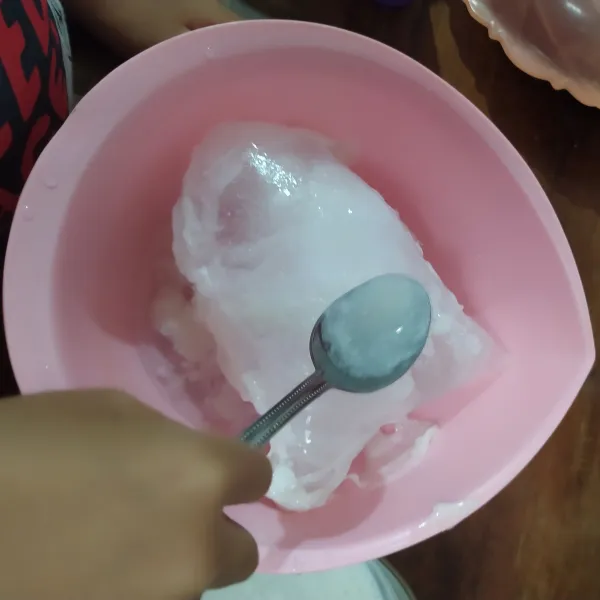 Letakkan bongkahan es batu ke dalam baskom berisi 1 gelas air matang. Lalu tuang agar-agar tepat di atas es batu, sesendok demi sesendok.
