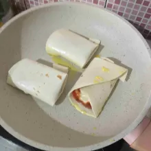 Lalu panaskan margarin, panggang kebab mini hingga agak kuning kecokelatan semua sisi kulitnya. 
Jika sudah matang siap disajikan.