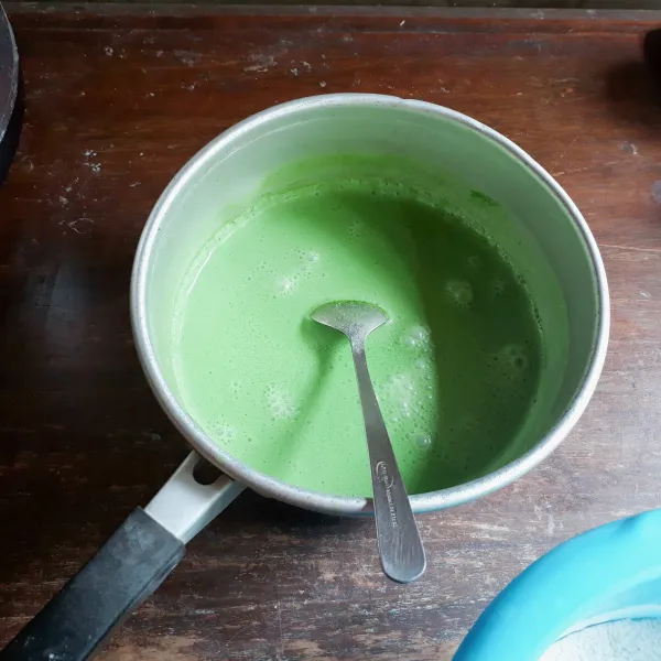 Blender daun suji, pandan dan air, saring. Campurkan air suji, santan, pewarna dan skm, aduk rata. Rebus dengan api sedang hingga mendidih. Biarkan hingga hangat kuku.