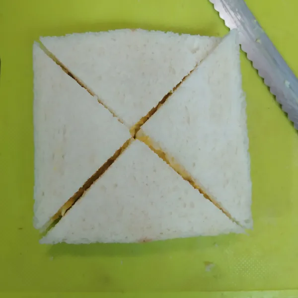 Belah jadi 4 bagian. Siap untuk dijadikan bekal atau sarapan.