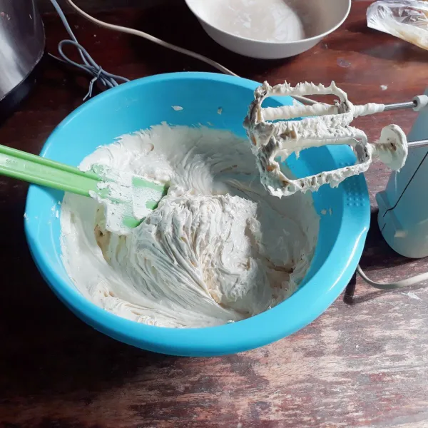 Masukkan tape, terigu, dan baking powder, mixer kecepatan rendah asal rata saja.