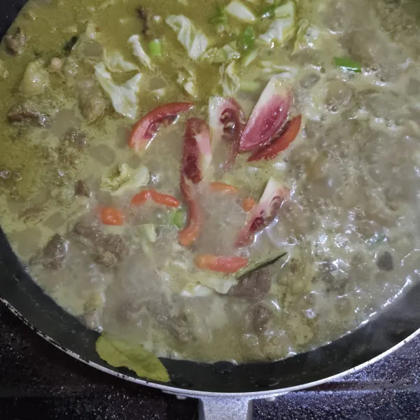 Terakhir masukkan irisan tomat dan cabe rawit masak hingga layu lalu angkat dan sajikan.