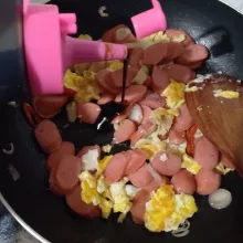 Tambahkan air, lalu beri kecap manis.