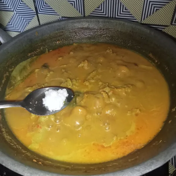 Bumbui dengan garam, lada bubuk, gula pasir, dan kaldu jamur. Masak dengan api sedang cenderung kecil dan sambil diaduk.