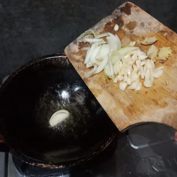 Tumis bawang putih, bawang bombay dan jahe sampai harum, kemudian beri merica bubuk.
