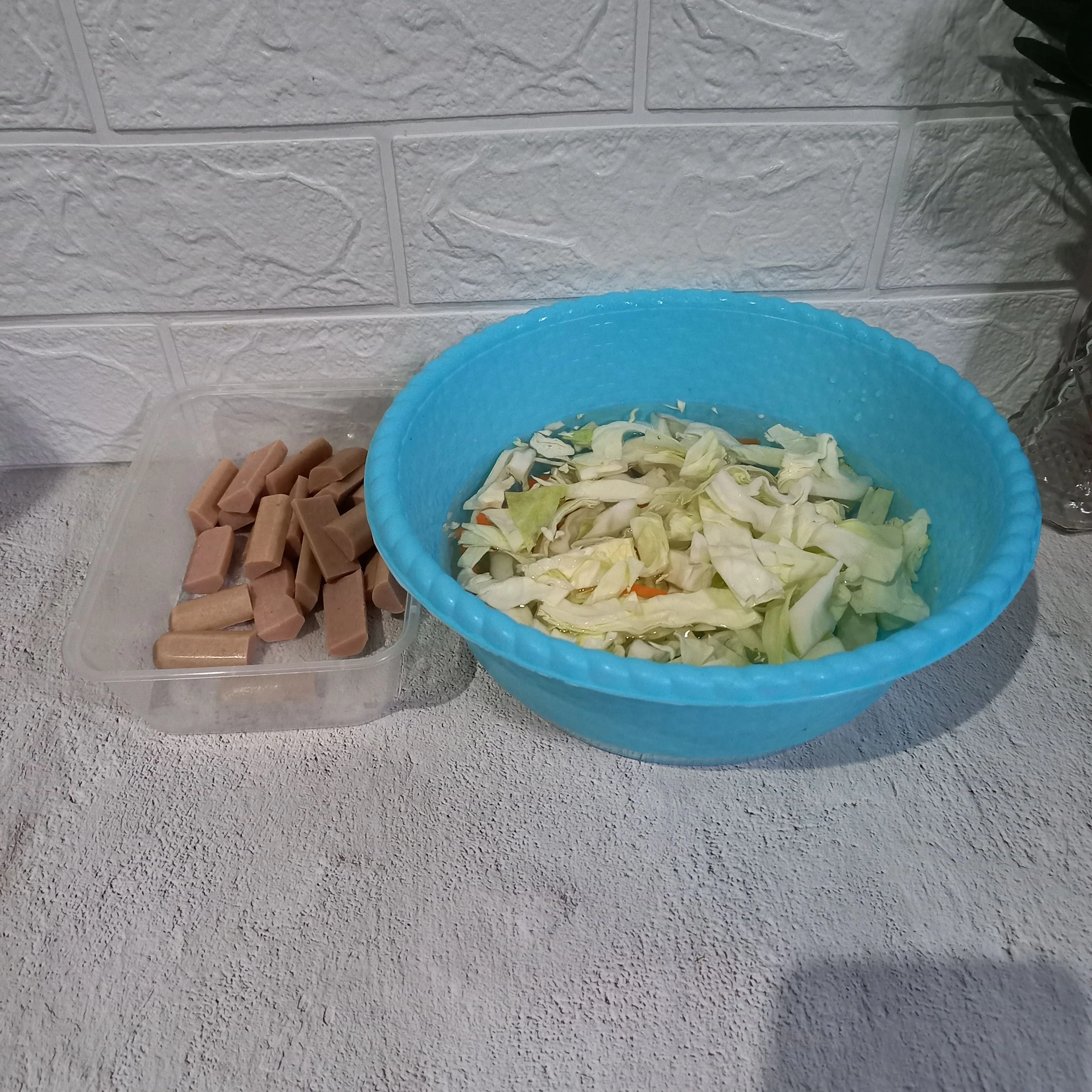 Step 1 Tumis Sosis dan Kol