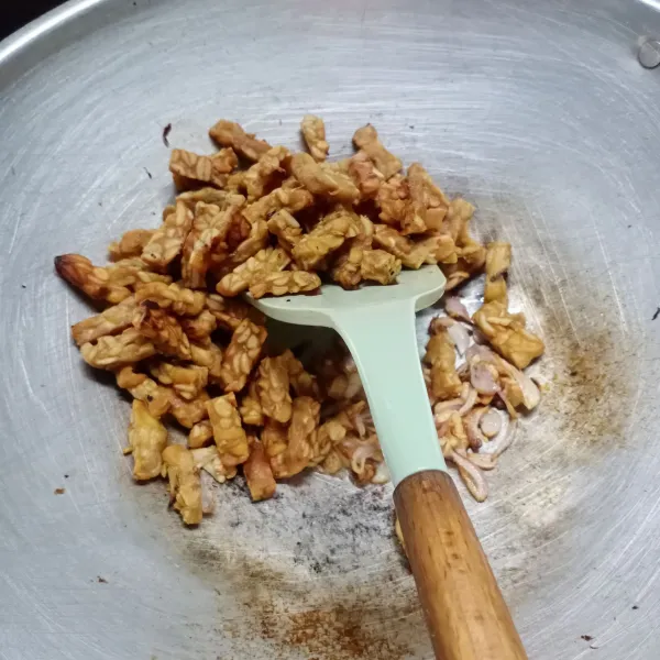 Masukkan tempe goreng, aduk rata.