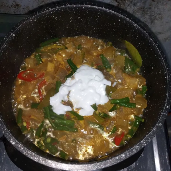 Tambahkan gula, garam, lada bubuk, dan santan, lalu aduk rata. Masak sampai mendidih.