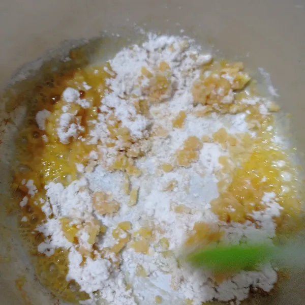 Buat saus bechamel : tumis bawang merah, bawang putih dengan margarin sampai harum, masukkan tepung terigu, aduk cepat.