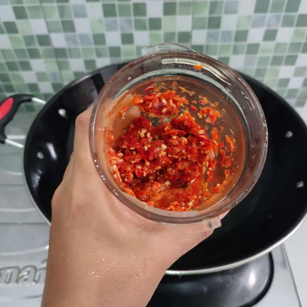 Blender kasar cabe merah, rawit, dan bawang merah.