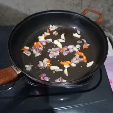 Tumis bumbu iris sampai layu.