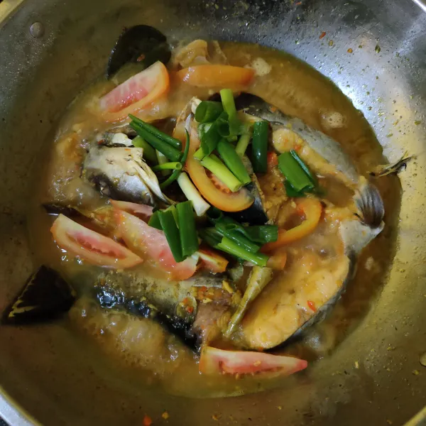 Masukkan tomat dan daun bawang, aduk rata. Masak sebentar, matikan api.