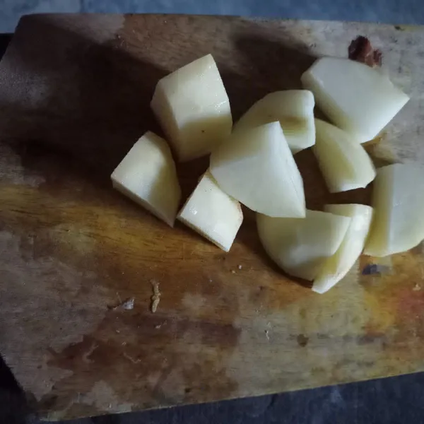 Potong potong kentang bentuk dadu.