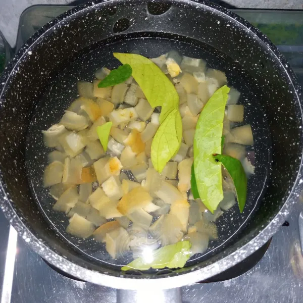 Potong-potong cecek, kemudian rebus bersama 2 lembar daun salam sampai empuk.