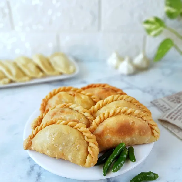 Goreng pastel hingga kuning keemasan dan siap disajikan.