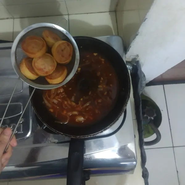 Masukkan rolade udang yang sudah di goreng sebelumnya.