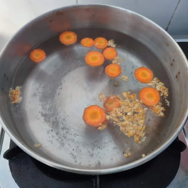 Rebus wortel hingga empuk, ketika ½ empuk tambahkan tumisan bawang dan jahe geprek.