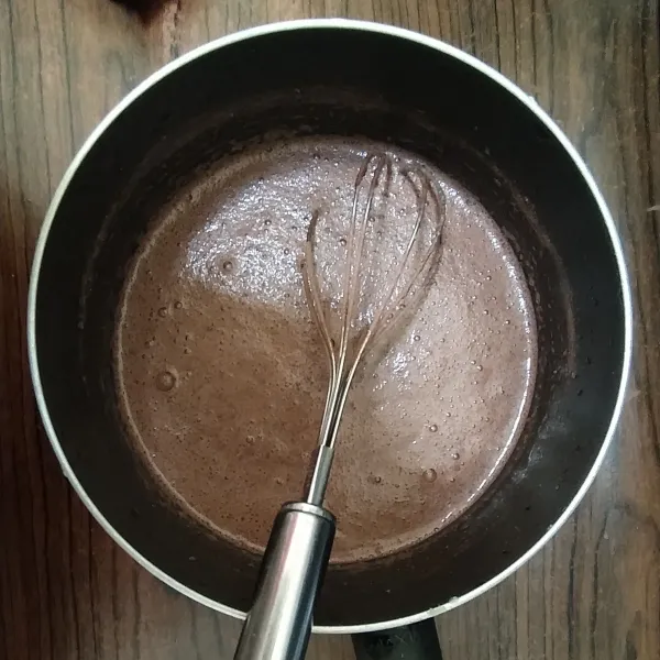 Masukan bahan puding coklat kedalam panci, lalu masak hingga puding mendidih