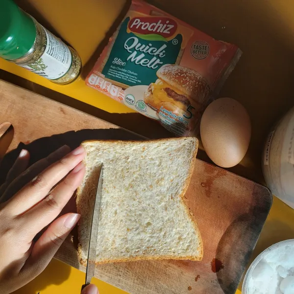 Potong persegi , seperti lubang, di bagian dalam roti