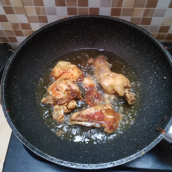 Terakhir goreng daging ayam hingga kecokelatan, lalu angkat dan tiriskan. Sajikan ayam goreng dan kremesannya.