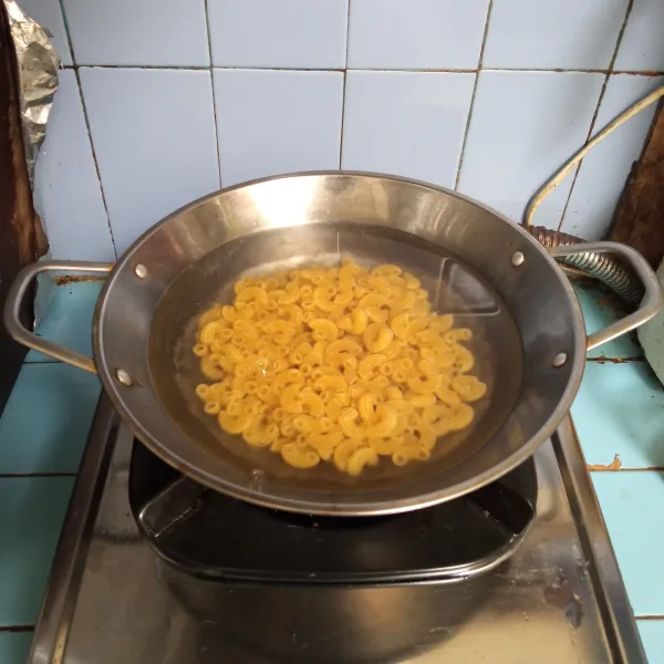 Rebus air hingga mendidih kemudian masukkan macaroni pasta dan sedikit garam. Masak hingga mendidih, saring dan tiriskan.