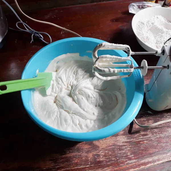 Mixer gula, air, telur, dan SP dengan kecepatan tinggi hingga kental berjejak (5 menit).