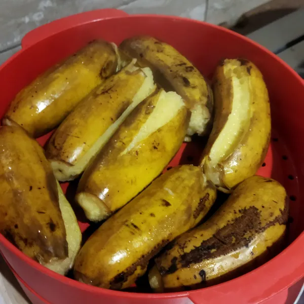 Siapkan pisang yang sudah direbus.