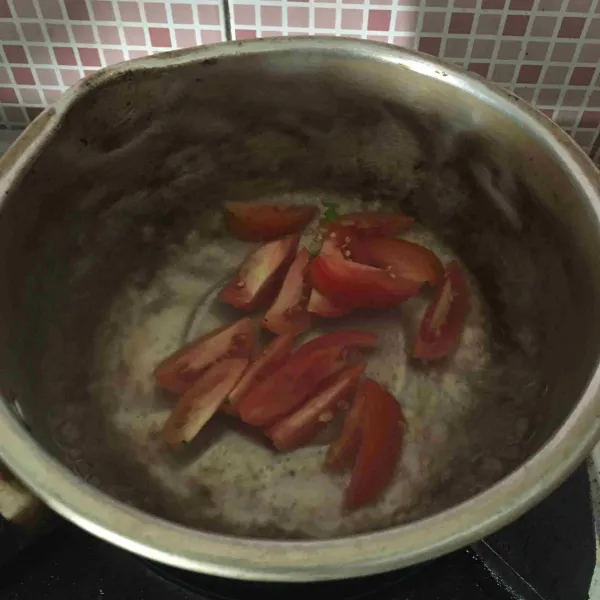 Rebus air hingga mendidih kemudian masukkan tomat, masak selama 2 menit.
