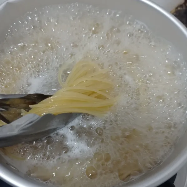 Rebus spaghetti (aldente) tiriskan dan sisihkan.