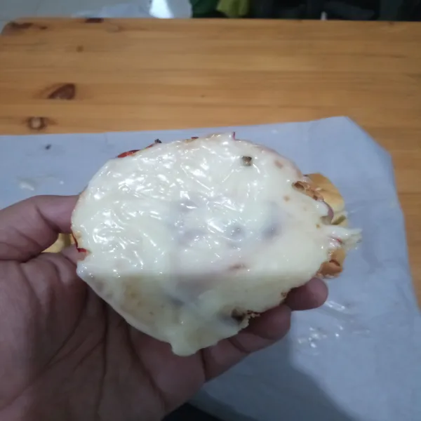 Setelah digulung, kemudian potong-potong roti dan beri olesab mayonaise dibagian pinggirnya di kedua sisinya.