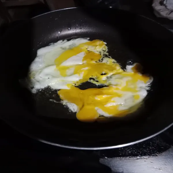 Panaskan teflon beri sedikit minyak lalu buat telur orak-arik.
