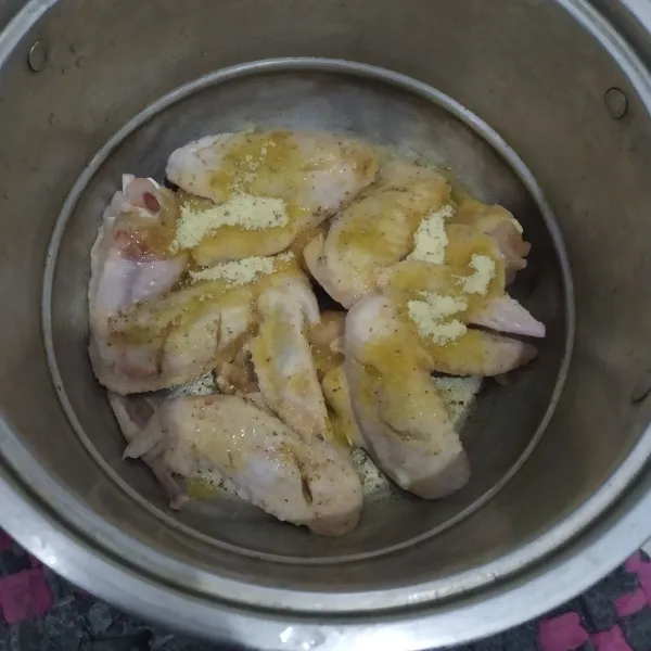 Cuci bersih daging ayamnya, marinasi dengan bumbu kalasan instan selama 30 menit.