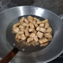 Potong-potong tahu, kemudian goreng sampai kecokelatan.