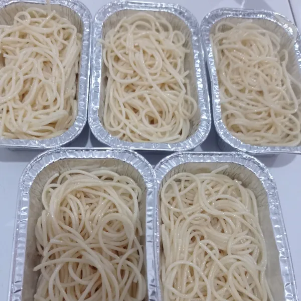 Taruh spaghetti di aluminium foil cup, 3/4 bagian saja.