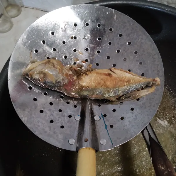 Rendam ikan peda dengan air hangat selama 15 menit, bilas bersih dengan air mengalir, kemudian goreng hingga matang.