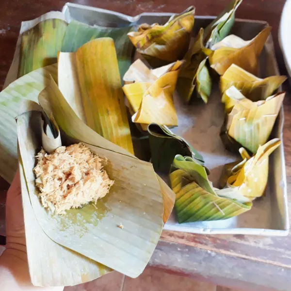 Bungkus dengan daun pisang.