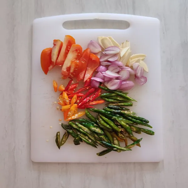 Siapkan bahan bumbu iris.