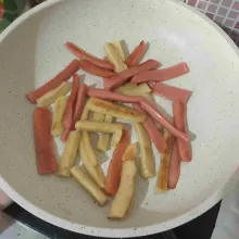Panggang sosis sebentar saja dengan sedikit margarin.