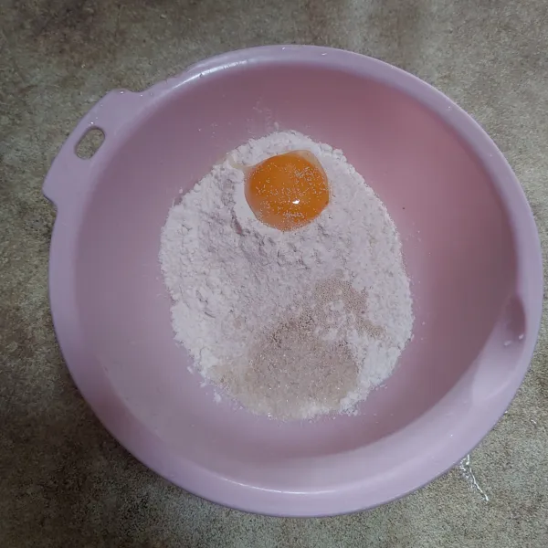 Campur tepung terigu, ragi, gula dan kuning telur. Aduk rata