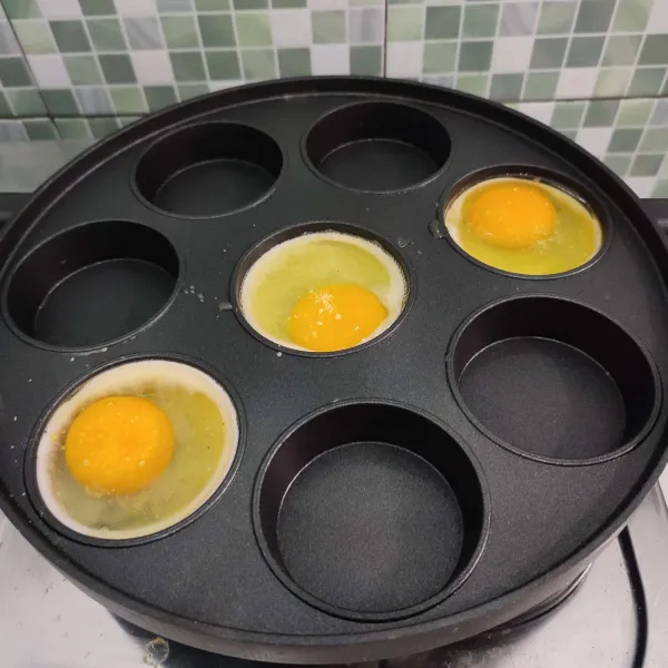 Ceplok telur dengan snack maker, sisihkan.