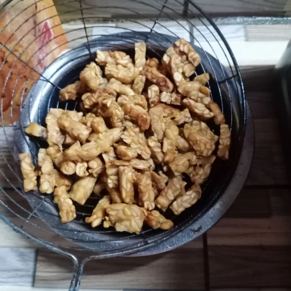 Goreng tempe sampai kering. Angkat dan tiriskan.