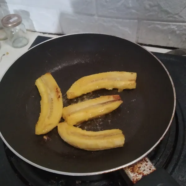 Tata pisang di atas teflon, bolak-balik hingga cukup matang.