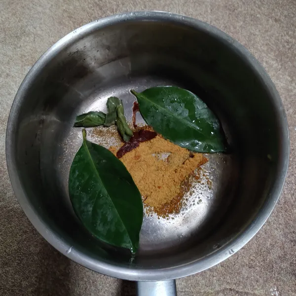 Bumbu ungkep ayam : masukkan bumbu ayam goreng, tambahkan asam jawa, daun jeruk, dan daun salam.