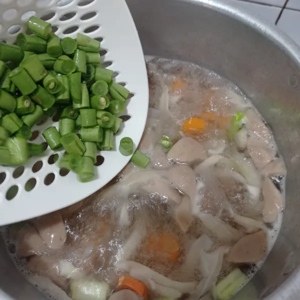 Masukan buncis dan daun bawang. Masak hingga buncis asal layu. Matikan api.