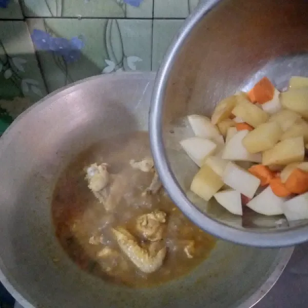 Masukkan kentang 'wortel rebusan ayam rebus hingga sayuran matang.