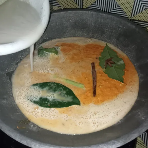 Tuang santan dan masak sambil diaduk-aduk hingga mendidih.