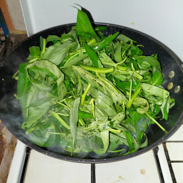 Masukkan kangkung, gunakan api besar