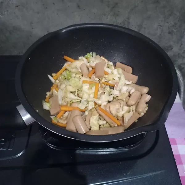 Masukkan sosis dan masak sampai matang.